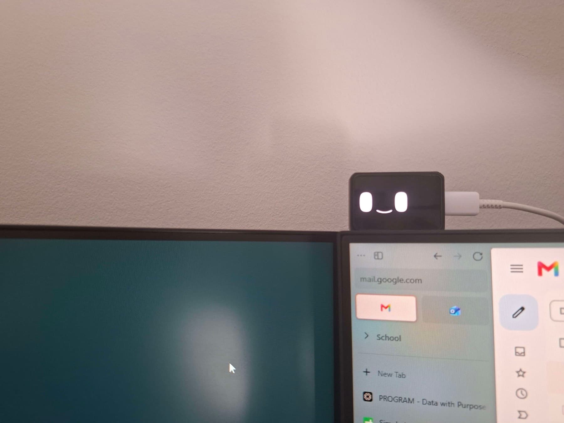 Taby mounted on a monitor with a simple desktop.